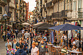 Blick auf die belebte Rua de Mouzinho de Silveiro im Stadtteil Ribeira, UNESCO-Weltkulturerbe, Porto, Norte, Portugal, Europa