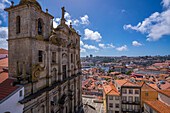 Blick auf die Kirche Igreja dos Grilos und die Terrakotta-Dächer des Stadtteils Ribeira, UNESCO-Welterbe, Porto, Norte, Portugal, Europa