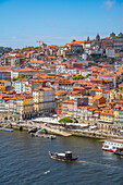Blick auf den Fluss Douro und die Terracota-Dächer des Stadtteils Ribeira, UNESCO-Welterbe, Porto, Norte, Portugal, Europa