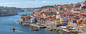 Blick von der Brücke Dom Luis I auf die Terracota-Dächer des Stadtteils Ribeira, UNESCO-Weltkulturerbe, Porto, Norte, Portugal, Europa
