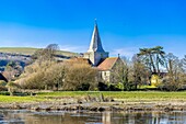 St. Andrew's Church, Alfriston, über den Fluss Cuckmere gesehen, East Sussex, England, Vereinigtes Königreich, Europa