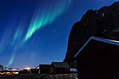 Nordlicht (Aurora Borealis) am sternenklaren Nachthimmel über den Fischerhütten, Eggum, Vestvagoy, Bezirk Nordland, Lofoten, Norwegen, Skandinavien, Europa