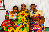 Bunt gekleidete Frauen mit Blumen im Haar, Hikueru, Tuamotu-Archipel, Französisch-Polynesien, Südpazifik, Pazifik