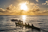 Ruderwettbewerb bei Sonnenuntergang, Rurutu, Austral-Inseln, Französisch-Polynesien, Südpazifik, Pazifik
