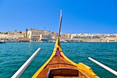 Traditionelles Wassertaxi, das den Grand Harbour durchquert, Valletta, Malta, Mittelmeer, Europa