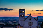 Die Basilika San Francesco (St. Franziskus) bei Sonnenuntergang, UNESCO-Weltkulturerbe, Assisi, Bezirk Perugia, Umbrien, Italien, Europa