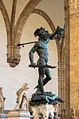 Perseus mit dem Haupt der Medusa, eine Bronzeskulptur von Benvenuto Cellini, Loggia dei Lanzi, Piazza della Signoria, Florenz, Toskana, Italien, Europa