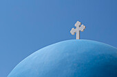 Die blaue Kuppel der Kirche Agios Nikolaos in Oia, mit Blick auf die Caldera, Santorin, Kykladen, Ägäisches Meer, Griechische Inseln, Griechenland, Europa