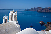 Kapellendach mit Blick auf die Caldera, Oia, Santorin, Die Kykladen, Ägäisches Meer, Griechische Inseln, Griechenland, Europa