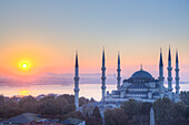 Sonnenaufgang, Blaue Moschee (Sultan-Ahmed-Moschee), gegründet 1609, UNESCO-Weltkulturerbe, Istanbul, Türkei, Europa