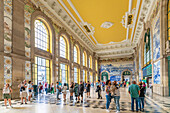 Blick auf das verzierte Innere der Ankunftshalle des Bahnhofs Sao Bento in Porto, Porto, Norte, Portugal, Europa