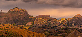 Blick auf die auf einem Hügel gelegenen Städte Castelmola und Taormina bei Sonnenuntergang, Provinz Messina, Sizilien, Italien, Mittelmeerraum, Europa