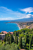Blick auf Taormina mit dem Ätna im Hintergrund vom Griechischen Theater aus, Taormina, Sizilien, Italien, Mittelmeer, Europa