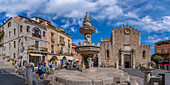 Ansicht des Doms von Taormina und des Brunnens auf der Piazza del Duomo in Taormina, Taormina, Sizilien, Italien, Mittelmeer, Europa