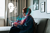 Frau liest gefälschte Nachrichten auf einem digitalen Tablet