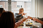 Familie stößt beim Abendessen an