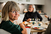 Porträt einer älteren Frau beim Abendessen mit der Familie