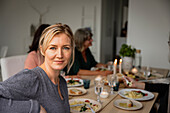 Porträt einer Frau beim Abendessen mit der Familie