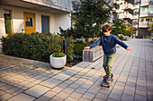 Junge fährt in einem Wohngebiet Skateboard