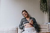Porträt einer lächelnden schwangeren Frau