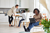 Familie bei der Arbeit und beim Essen zu Hause