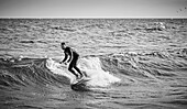 Mann surft auf Welle
