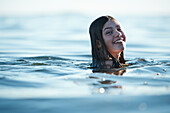 Teenager-Mädchen schwimmt im Meer