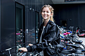 Lächelnde Frau mit Fahrrad