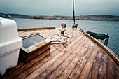 Holzboot auf dem Meer