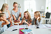 Mädchen essen einen Snack während sie zusammen lernen