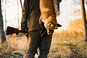 Jäger trägt Fuchs
