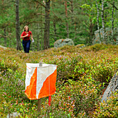 Frau rennt im Wald