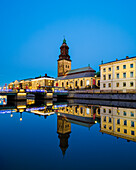 Beleuchtete Stadtgebäude am Wasser