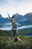 Frau in den Bergen macht Yoga