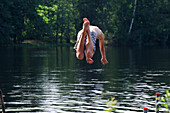 Mann springt ins Wasser