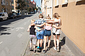 Kinder, die zusammen auf der Straße laufen