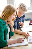 Teenager beim Lernen im Klassenzimmer