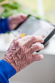 Älterer Mann mit digitalem Tablet, Nahaufnahme