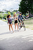 Teenager mit Fahrrad in der Stadt