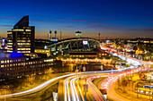 Beleuchtete Gebäude in der Abenddämmerung, Göteborg, Schweden