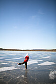Mädchen auf zugefrorenem See