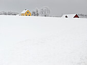 Winterlandschaft mit schneebedeckten Häusern