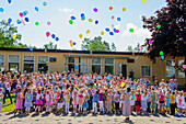 Kinder lassen Luftballons steigen