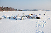 Verankerte Boote mit Schnee bedeckt