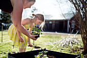 Mutter mit Tochter bei der Gartenarbeit