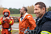 Lächelnde Feuerwehrmänner schauen weg