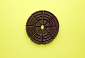 Schokoladenstücke auf gelbem Hintergrund