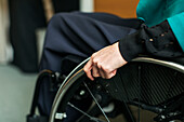 Detail einer Frau im Rollstuhl