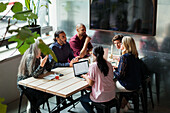 Gruppe von Freunden sitzt in einem Café