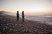 Mädchen am Strand bei Sonnenuntergang